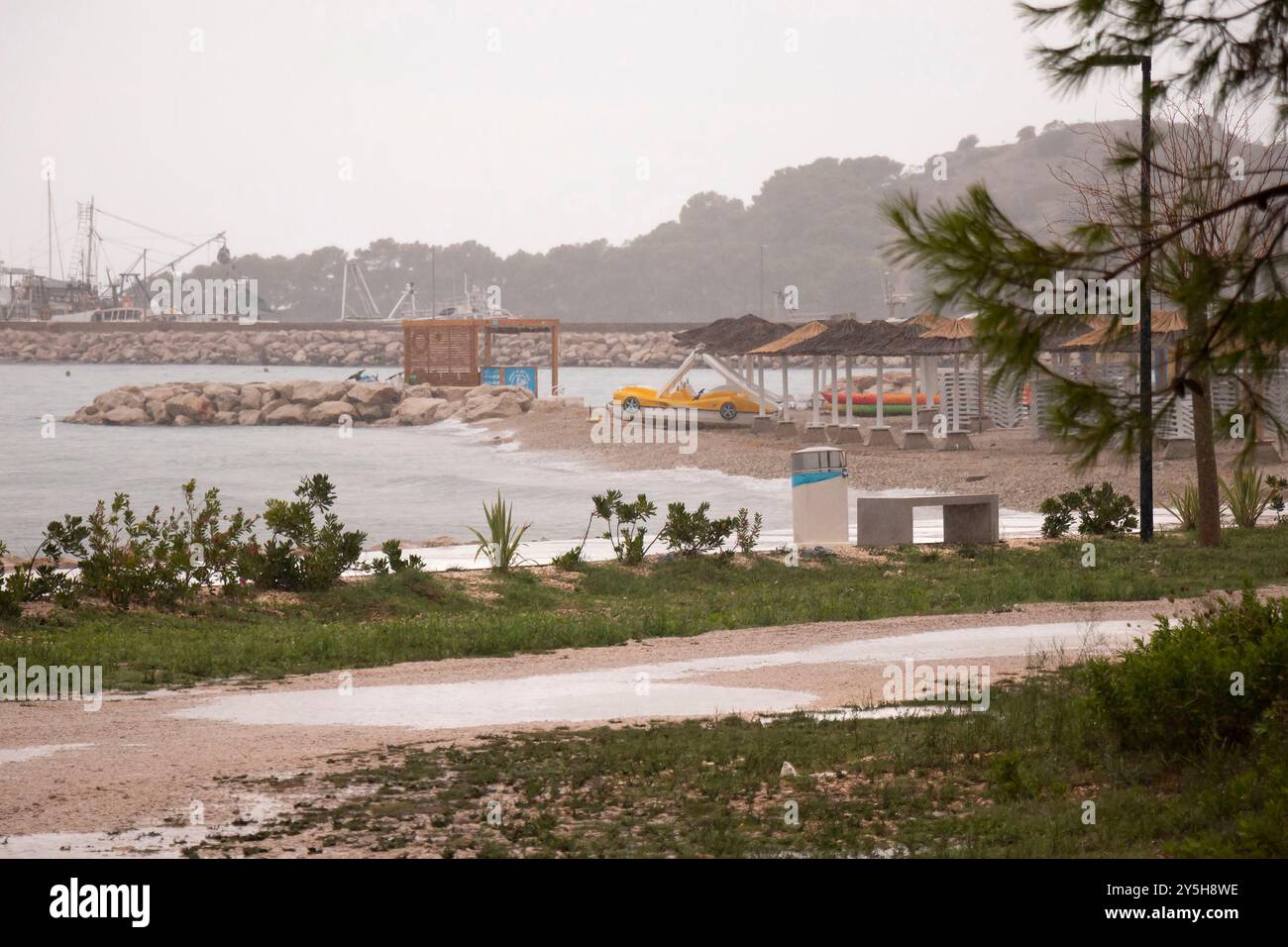 Tribunj, Kroatien - 9. September 2024: Leerer Strand an einem regnerischen Tag Stockfoto