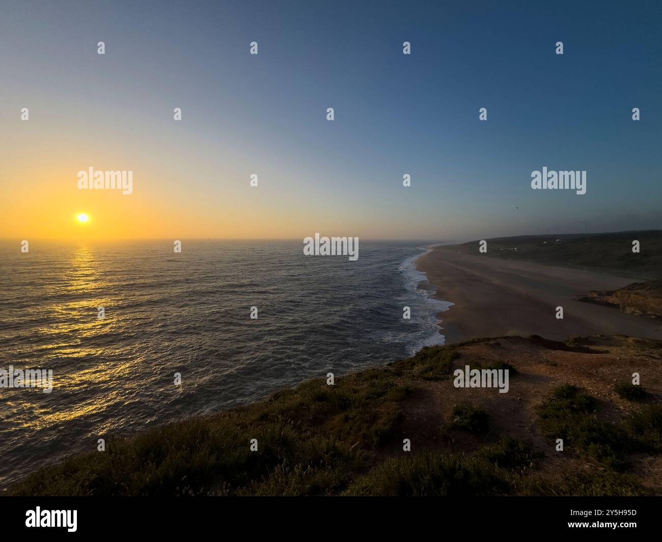 Malerischer Blick auf den Nordstrand (Praia do Norte) bei Sonnenuntergang in Nazaré, Portugal Stockfoto