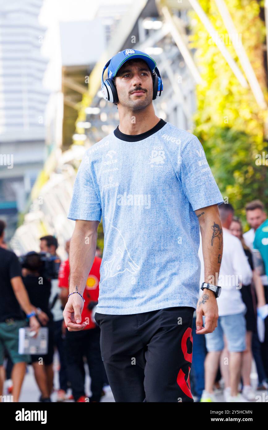 Daniel Ricciardo aus Australien und Visa Cash App RB Formel 1 Team im Fahrerlager vor dem F1 Grand Prix Singapur auf dem Marina Bay Street Circuit. Stockfoto