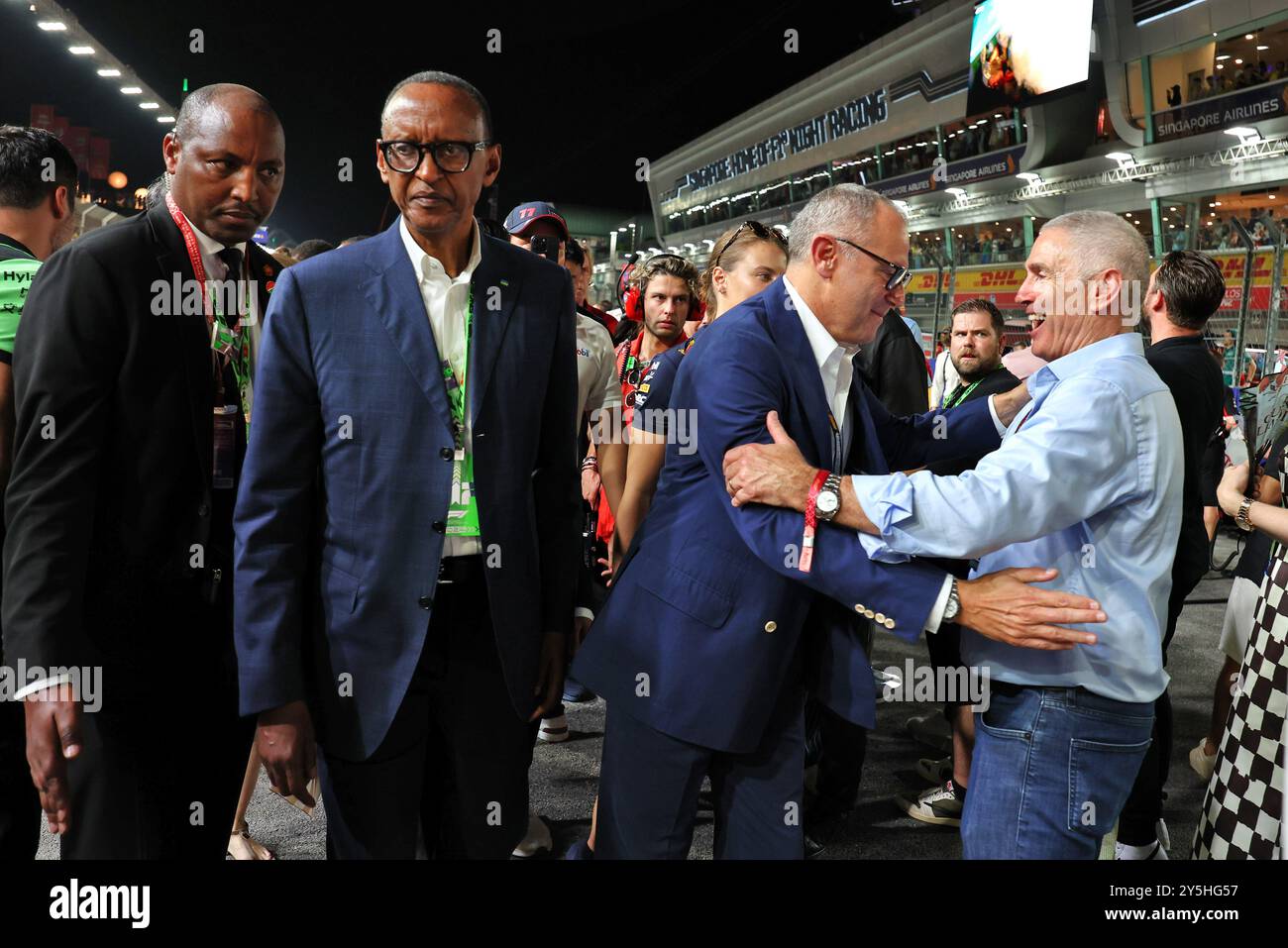 Singapur, Singapur. September 2024. (L bis R): Paul Kagame (RWA) Präsident Ruandas am Startplatz mit Stefano Domenicali (ITA) Präsident und CEO der Formel 1 und Mick Doohan (aus). Formel-1-Weltmeisterschaft, Rd 18, Grand Prix von Singapur, Sonntag, 22. September 2024. Marina Bay Street Circuit, Singapur. Quelle: James Moy/Alamy Live News Stockfoto