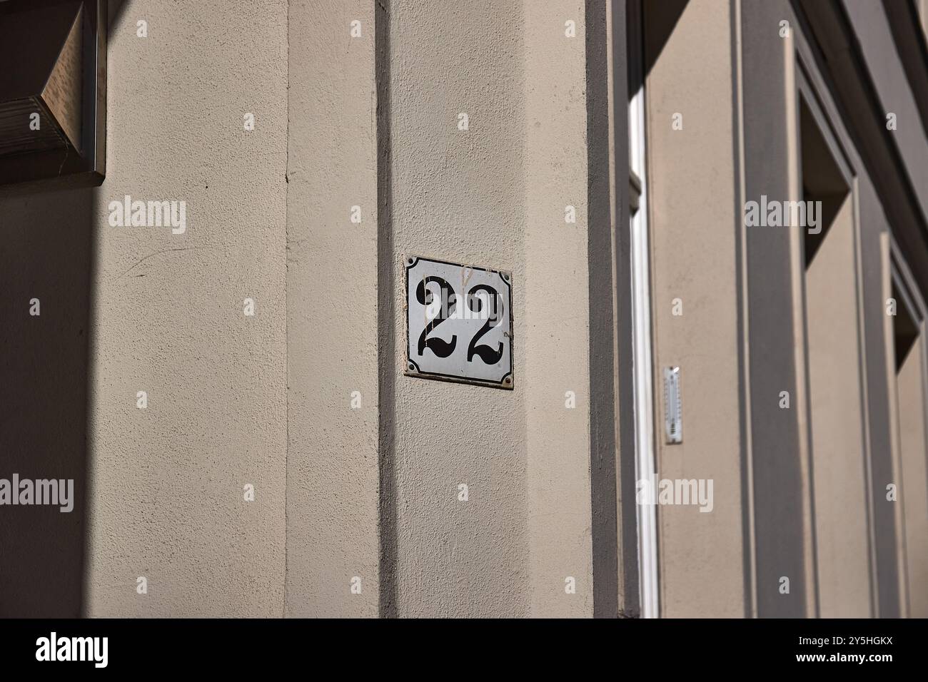 Städtisches Apartmenthaus mit Hausnummer 22 Stockfoto