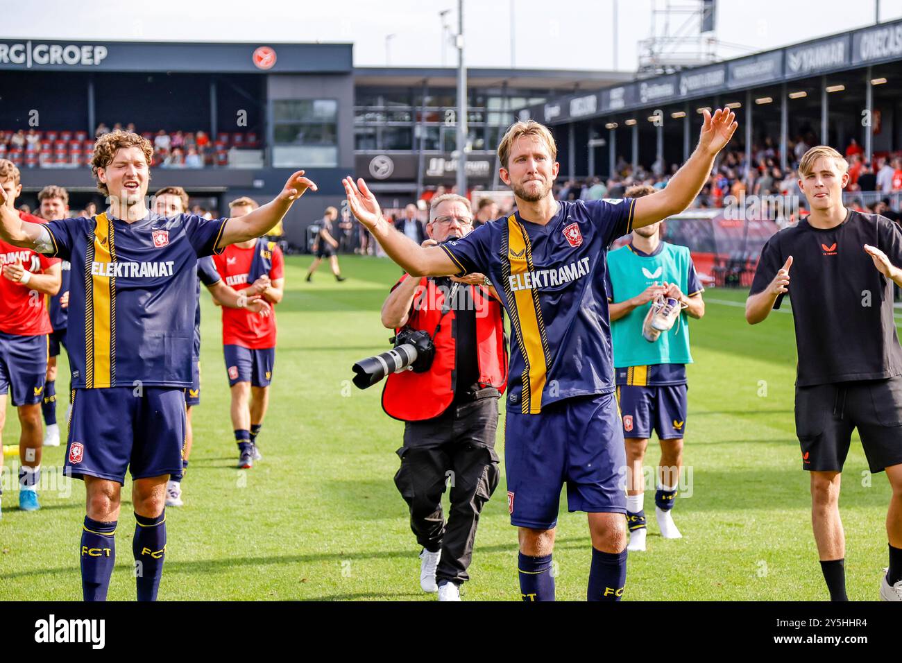 ALMERE, NIEDERLANDE - 22. SEPTEMBER: Michel VLAP vom FC Twente feiert den Sieg beim niederländischen Eredivisie-Spiel zwischen Almere City FC und FC Twente im Yanmar Stadion am 22. September 2024 in Almere, Niederlande. (Foto von /Orange Pictures) Stockfoto