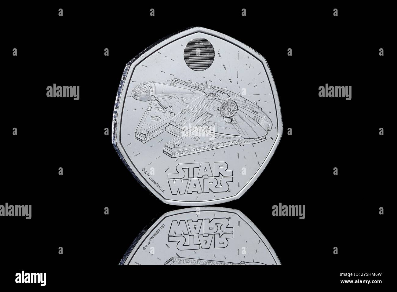 2024 Star Wars Spcacraft 50p Serie mit dem Millennium Falken. Auf der Vorderseite ist König Karl III. Dargestellt Stockfoto