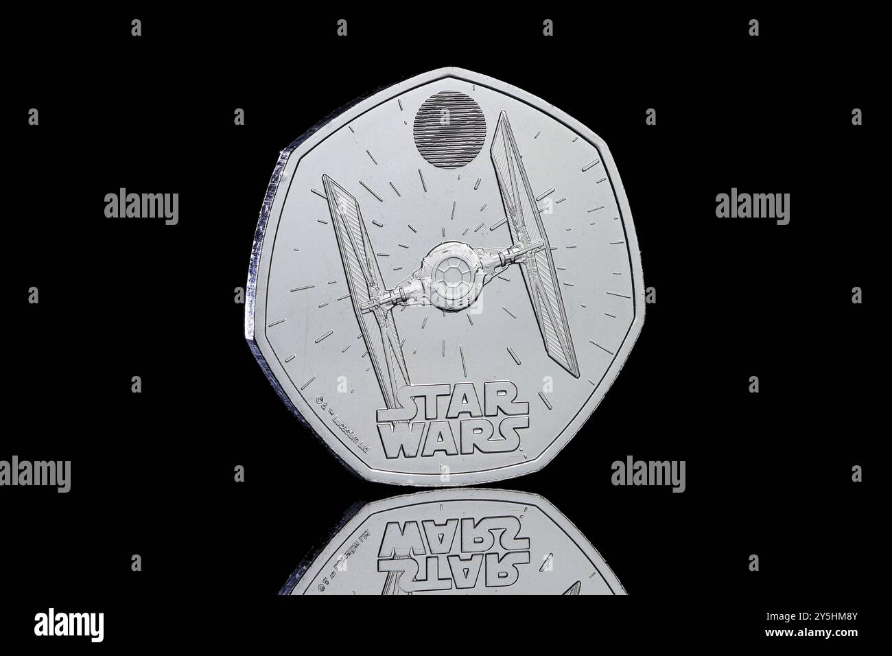 2024 Star Wars Raumschiff 50p von der Royal Mint mit einem Tie Fighter. Das Porträt von König Karl III. iby Martin Jennings ist auf der Vorderseite Stockfoto