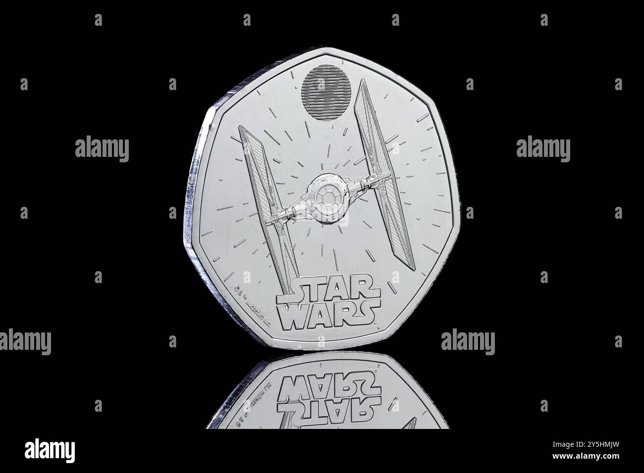 2024 Star Wars Raumschiff 50p von der Royal Mint mit einem Tie Fighter. Das Porträt von König Karl III. iby Martin Jennings ist auf der Vorderseite Stockfoto