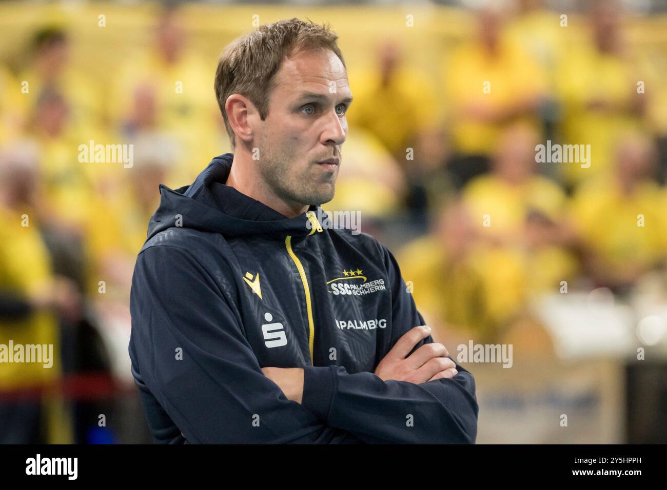 Felix Koslowski (Trainer SSC Palmberg Schwerin) - konzentriert/DE, Allianz MTV Stuttgart vs. SSC Palmberg Schwerin, Sparda-Bank Supercup 2024, VBL, Spielzeit 2024/2025, 22.09.2024 Foto: Eibner/Sandy Dinkelacker Stockfoto