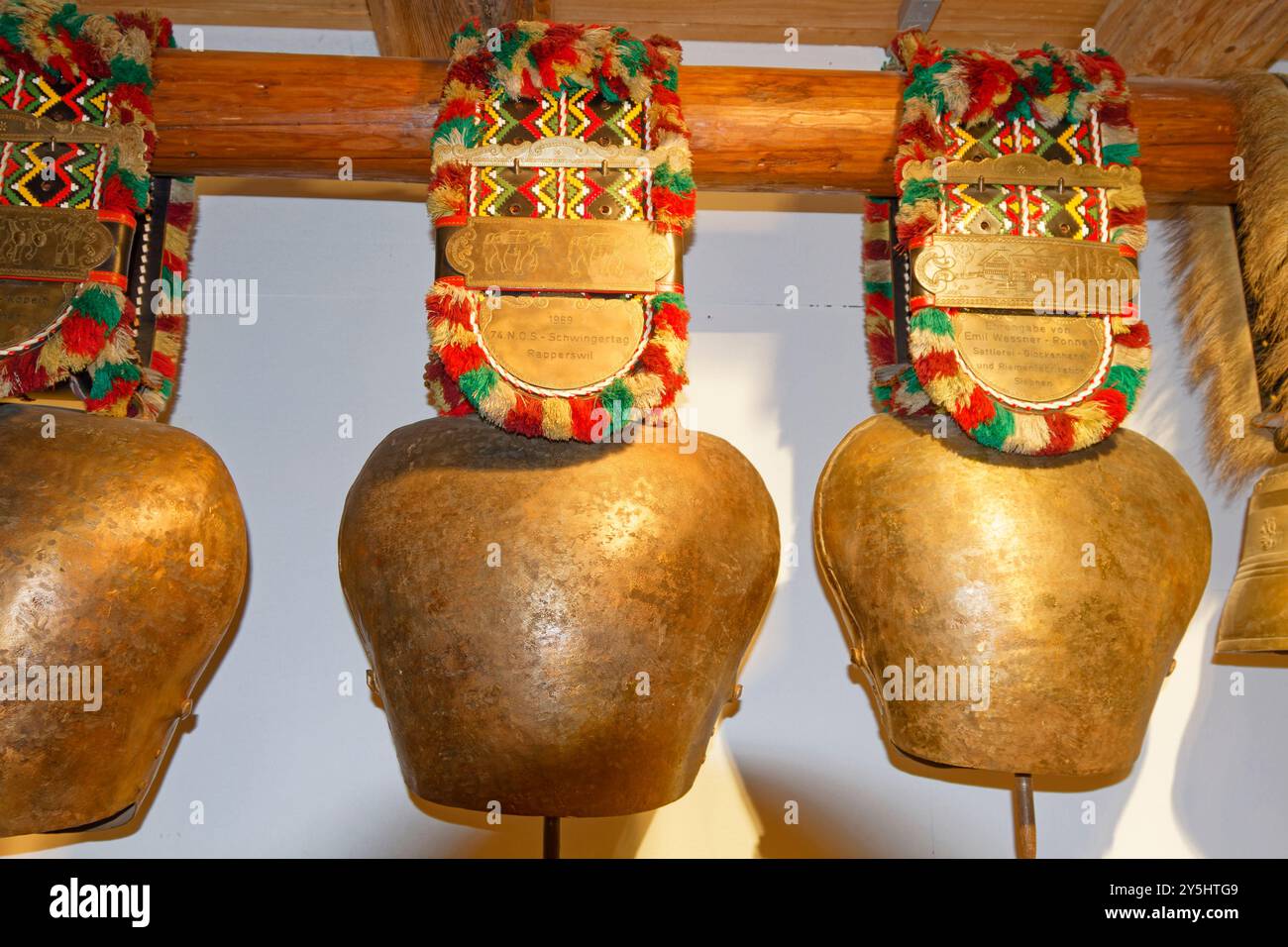 Kuhglocken, dekorative bunte Riemen, bedruckt, Trophäen, Sport, Bauernhof, 1797, Ballenberg Swiss Open-Air Museum, Europa, Stockfoto