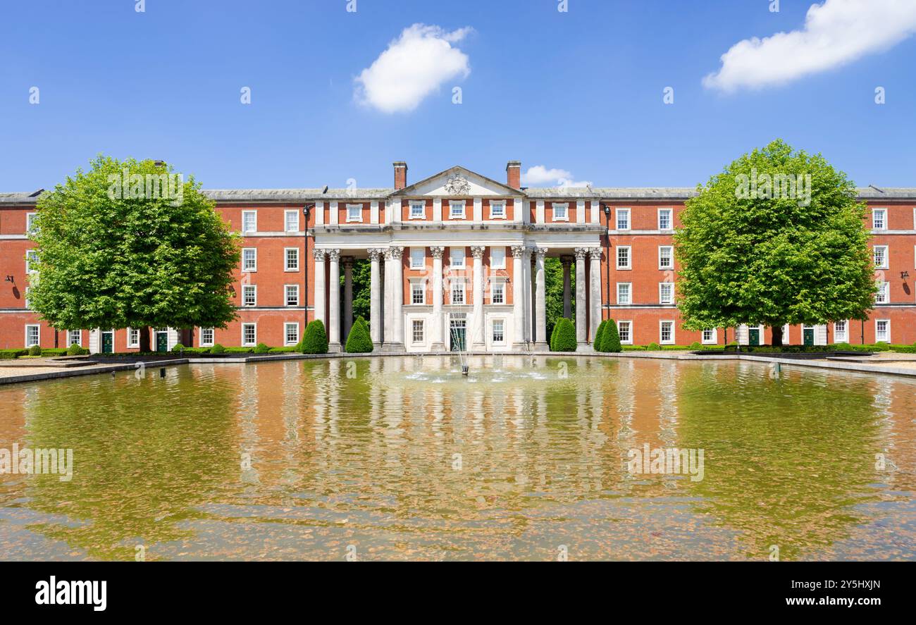 Winchester Privatwohnungen in Peninsula Barracks Garden mit Ornamental Lake Peninsula Square Winchester Hampshire England Großbritannien GB Europa Stockfoto