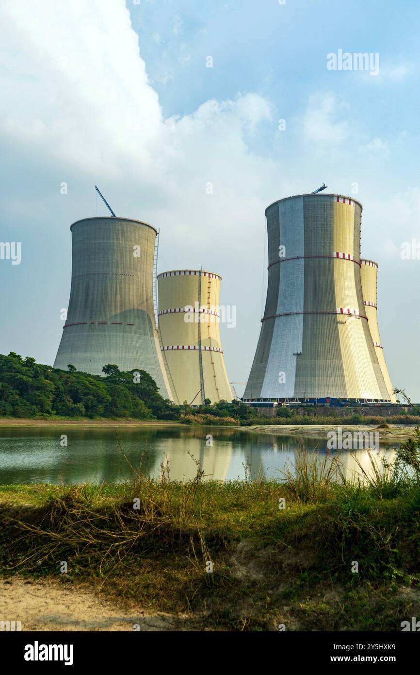 Kühltürme des Kernkraftwerks Ruppur, Bangladesch. Stockfoto