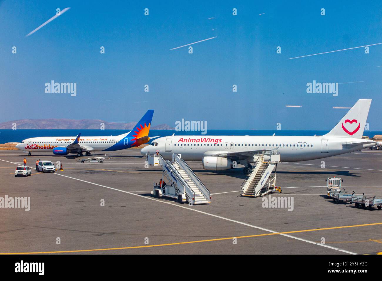 Ein Animawings- und ein Jet2-Flugzeug auf der Landebahn am Flughafen Heraklion auf Kreta, Griechenland. Stockfoto