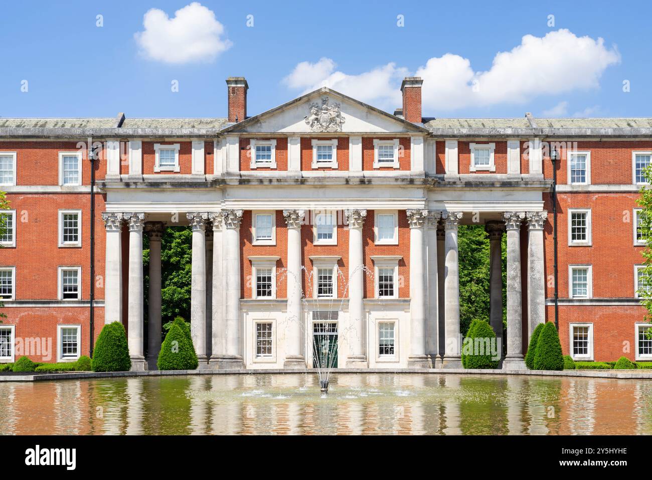 Winchester Privatwohnungen in Peninsula Barracks Garden mit Ornamental Lake Peninsula Square Winchester Hampshire England Großbritannien GB Europa Stockfoto