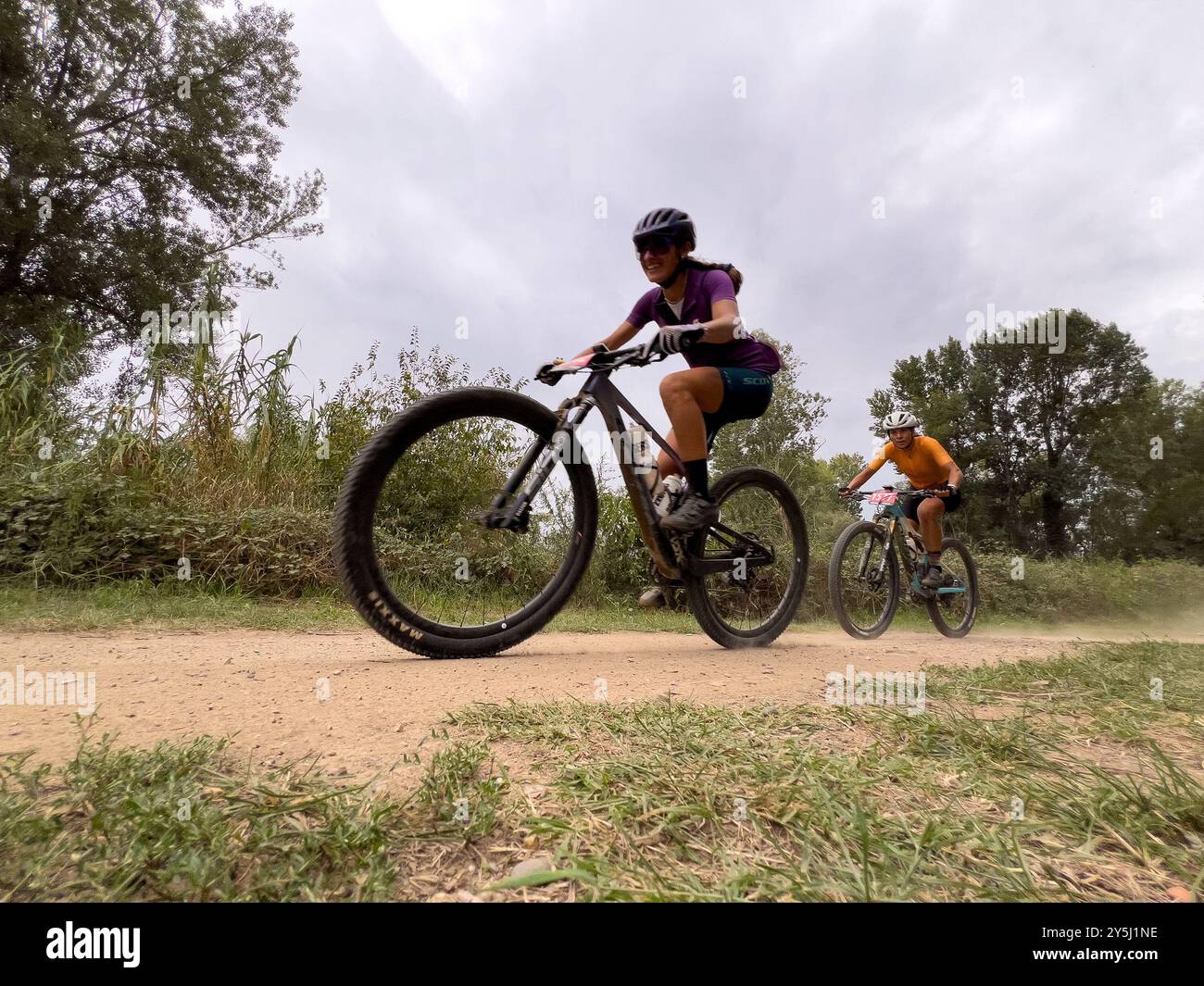 Girona, Spanien - 21. September 2024: Gruppen-Mountainbiker-Racer-Radfahren beim Marathon Cup BTT Stockfoto