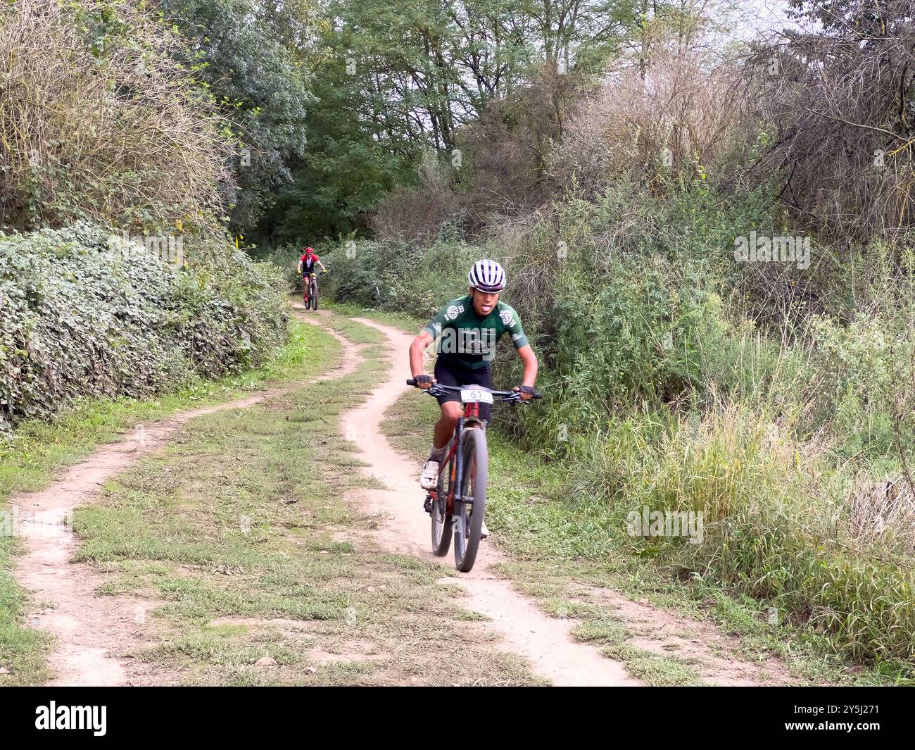 Girona, Spanien - 21. September 2024: Gruppen-Mountainbiker-Racer-Radfahren beim Marathon Cup BTT Stockfoto