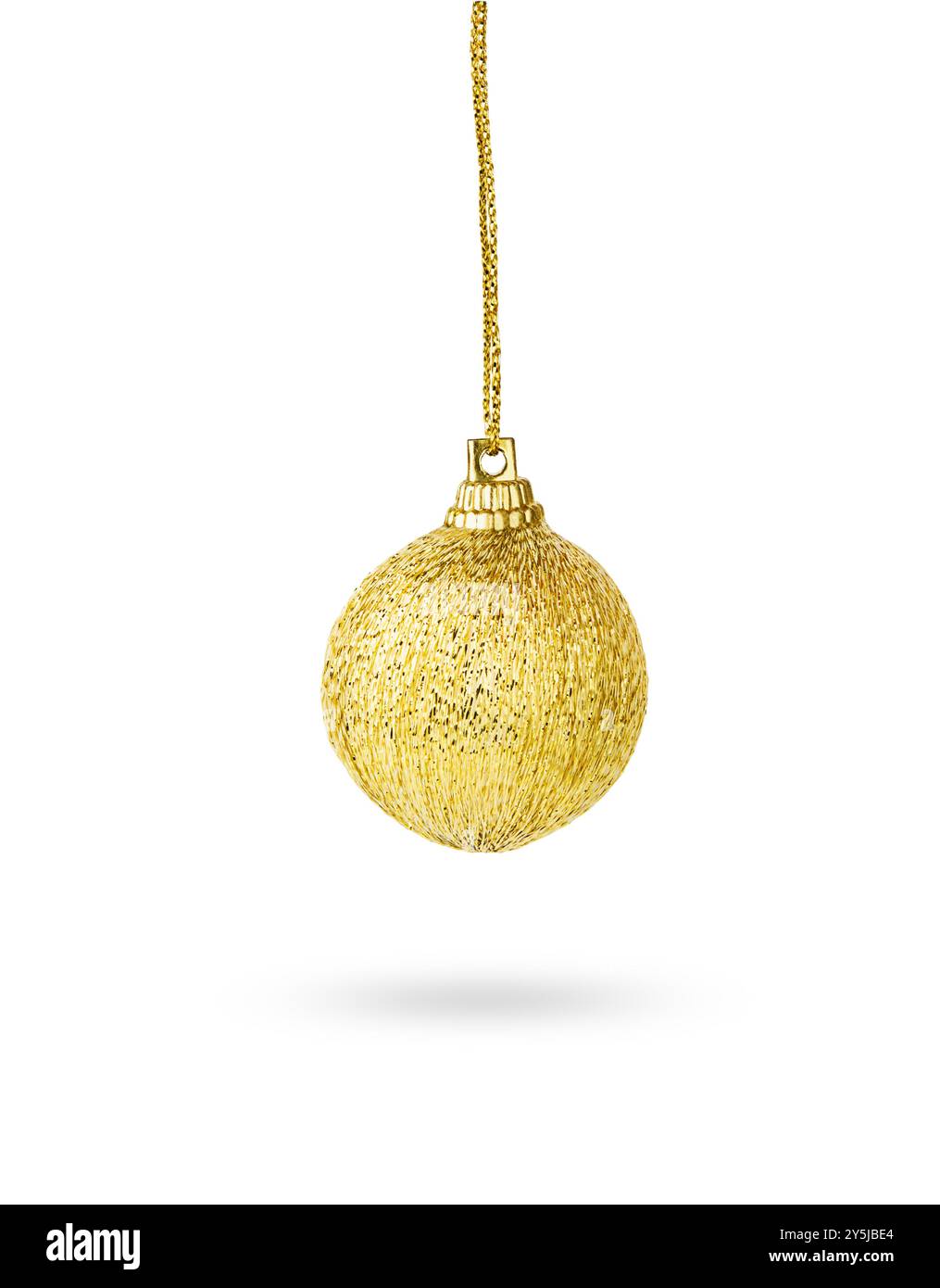 Goldener glitzernder Weihnachtsschmuck Kugel isoliert auf weißem Hintergrund mit Schneidepfad. Konstruktionselement. Stockfoto