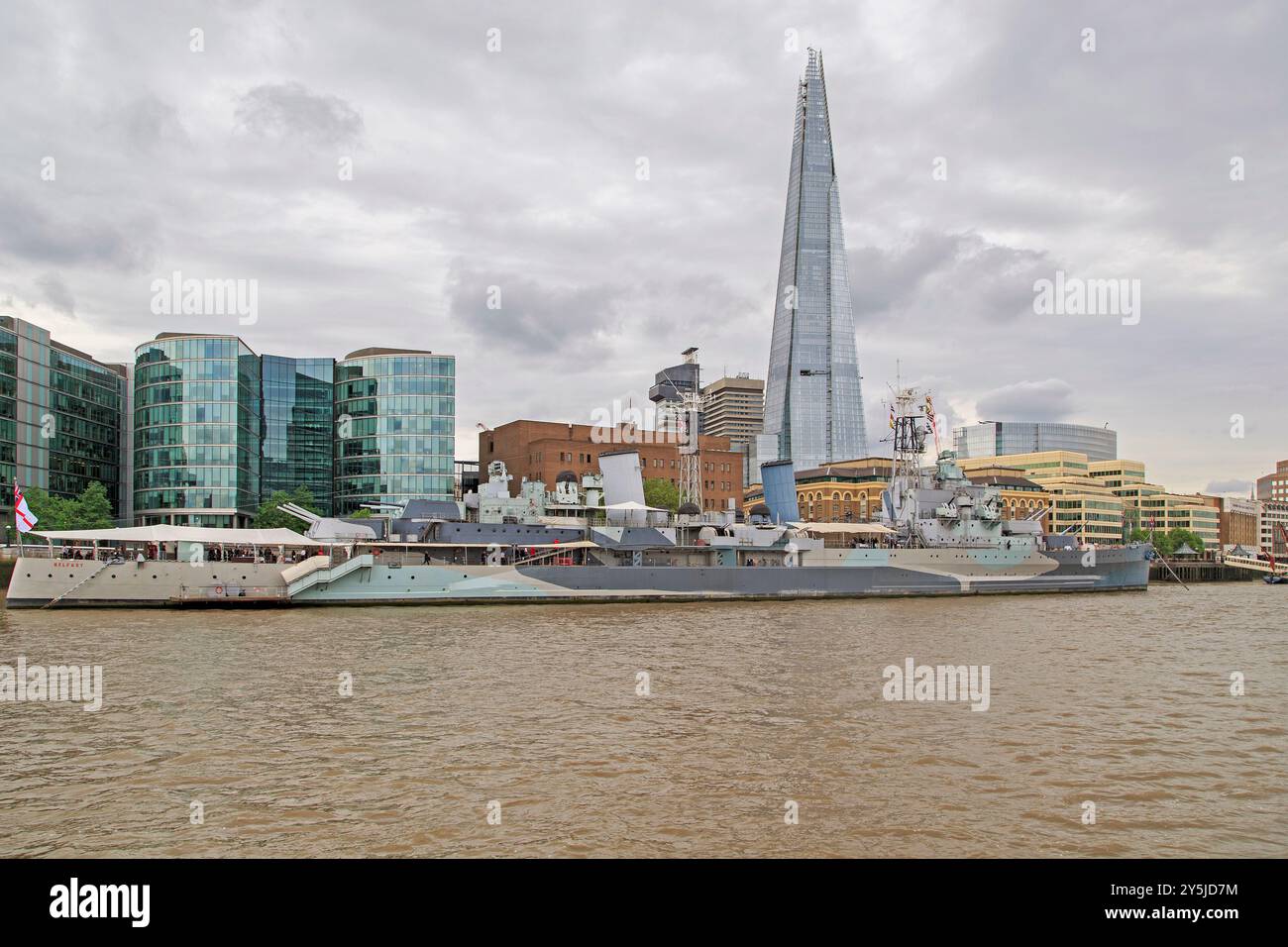 LONDON, GROSSBRITANNIEN - 20. MAI 2014: Dies sind zwei Attraktionen an der Themse: Das Belfast Cruiser Museum und der größte moderne Wolkenkratzer von Shard. Stockfoto