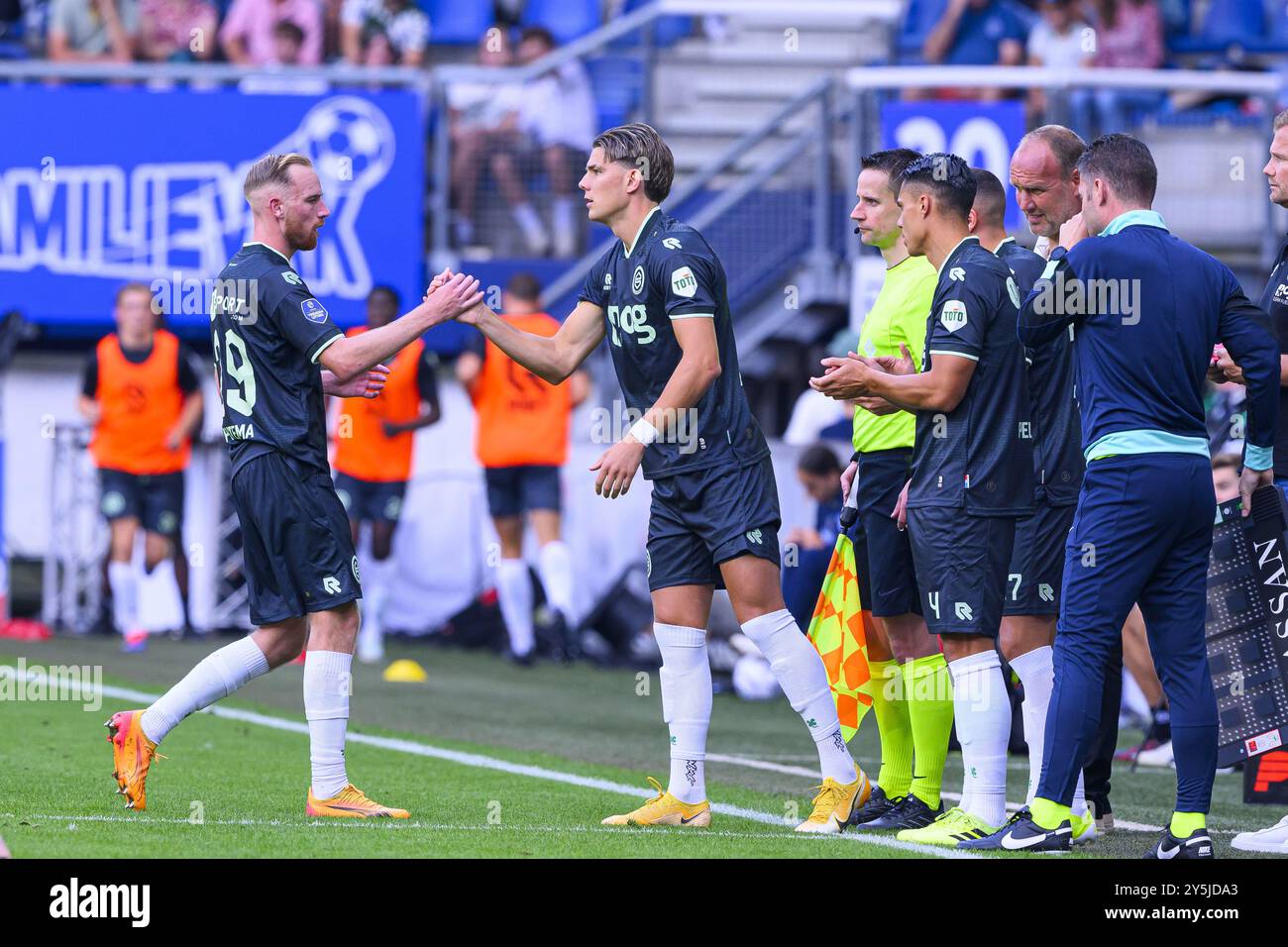 HEERENVEEN - (l-r) FC Groningen Spieler Romano Postema, FC Groningen Spieler Brynjolfur Willumsson während des niederländischen Eredivisie Spiels zwischen sc Heerenveen und FC Groningen im Abe Lenstra Stadium am 22. September 2024 in Heerenveen, Niederlande. ANP COR LASKER Stockfoto