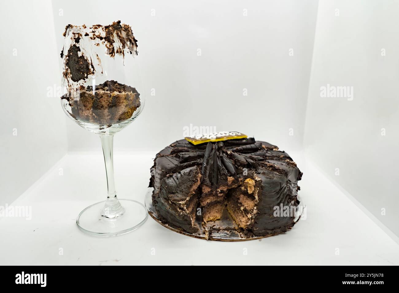 Dunkler Chhocolate-Kuchen und Weinglas für Feier und Party Geburtstagsjubiläum romantisch Stockfoto