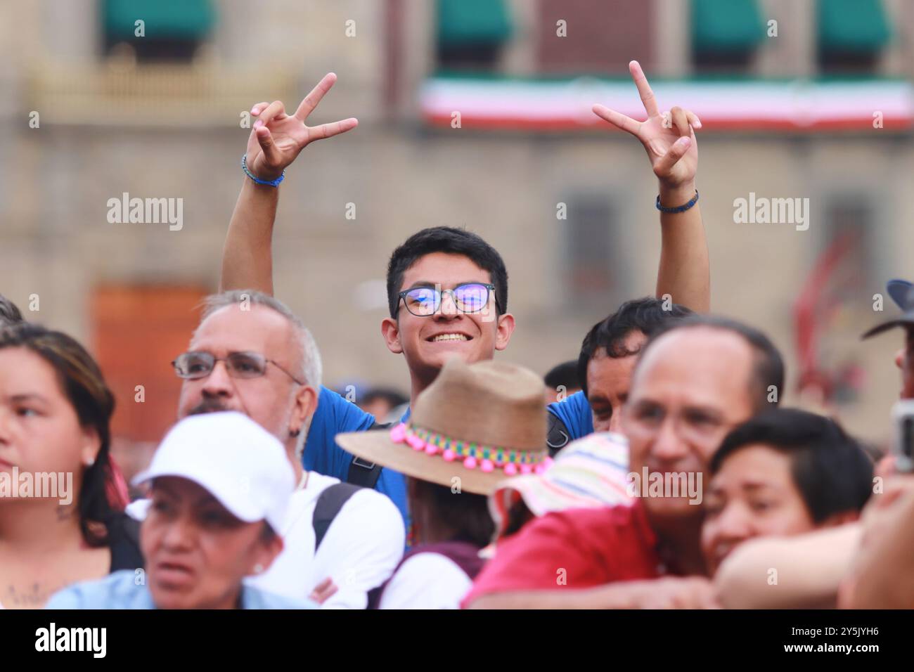 Mexiko-Stadt, Mexiko. September 2024. Während des Maraton de Mariachis de la Ciudad de Mexico auf dem Hauptplatz von Zocalo ist eine Person zu sehen, deren Ziel die Förderung und Verbreitung dieser regionalen Musik ist, die 2011 von der Organisation der Vereinten Nationen für Bildung, Wissenschaft und Kultur (UNESCO) als immaterielles Erbe der Menschheit anerkannt wurde. Am 21. September 2024 in Mexiko-Stadt. (Foto: Carlos Santiago/ Credit: Eyepix Group/Alamy Live News Stockfoto