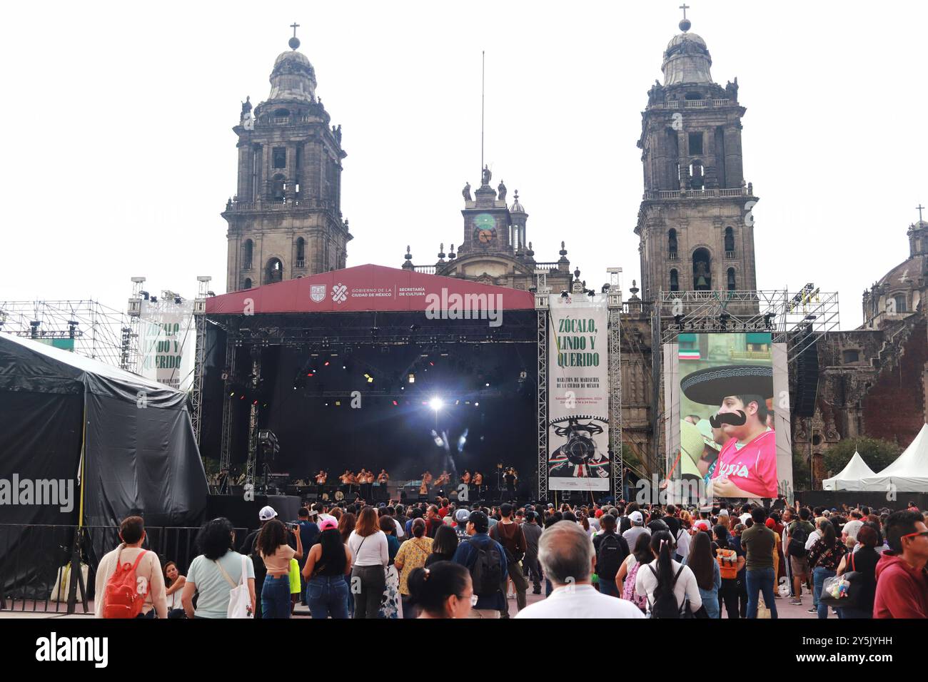 Mexiko-Stadt, Mexiko. September 2024. Personen werden während des Maraton de Mariachis de la Ciudad de Mexico auf dem Hauptplatz von Zocalo gesehen, dessen Ziel die Förderung und Verbreitung dieser regionalen Musik ist, die 2011 von der Organisation der Vereinten Nationen für Bildung, Wissenschaft und Kultur (UNESCO) als immaterielles Erbe der Menschheit anerkannt wurde. Am 21. September 2024 in Mexiko-Stadt. (Foto: Carlos Santiago/ Credit: Eyepix Group/Alamy Live News Stockfoto