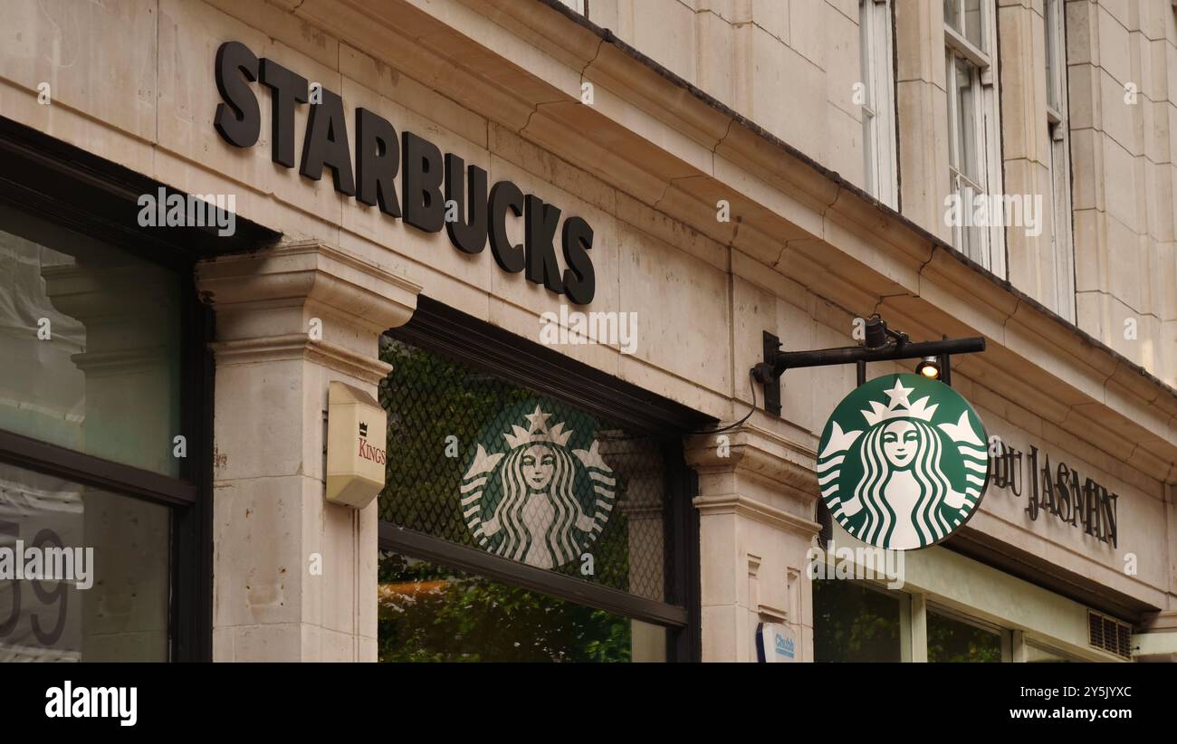 Das Starbucks Logo vor einem Geschäft in der Great Portland Street, London Stockfoto