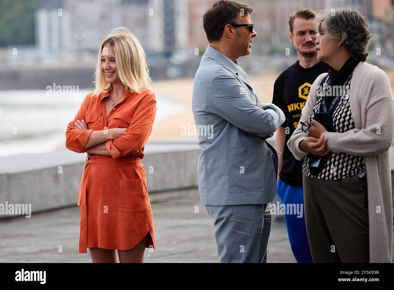 Donostia-San Sebastian, Baskenland, Spanien. September 2024. Filmfestival. SSIFF 72. Ludivine Sagnier (Schauspielerin), Francois Ozon (Regisseur) und Pierre Lottin (Schauspieler) auf der Terrasse des Kursaals beim Fotoaufruf für den französischen Film Quand vient l´automne/When Herbst is Coming´, Teil der offiziellen Auswahl der 72. Ausgabe des San Sebastián Internationalen Filmfestivals Zinemaldia, am 22. September 2024 in Donostia-San Sebastian. Quelle : Iñigo Alzugaray/Cordon Press Credit: CORDON PRESS/Alamy Live News Stockfoto