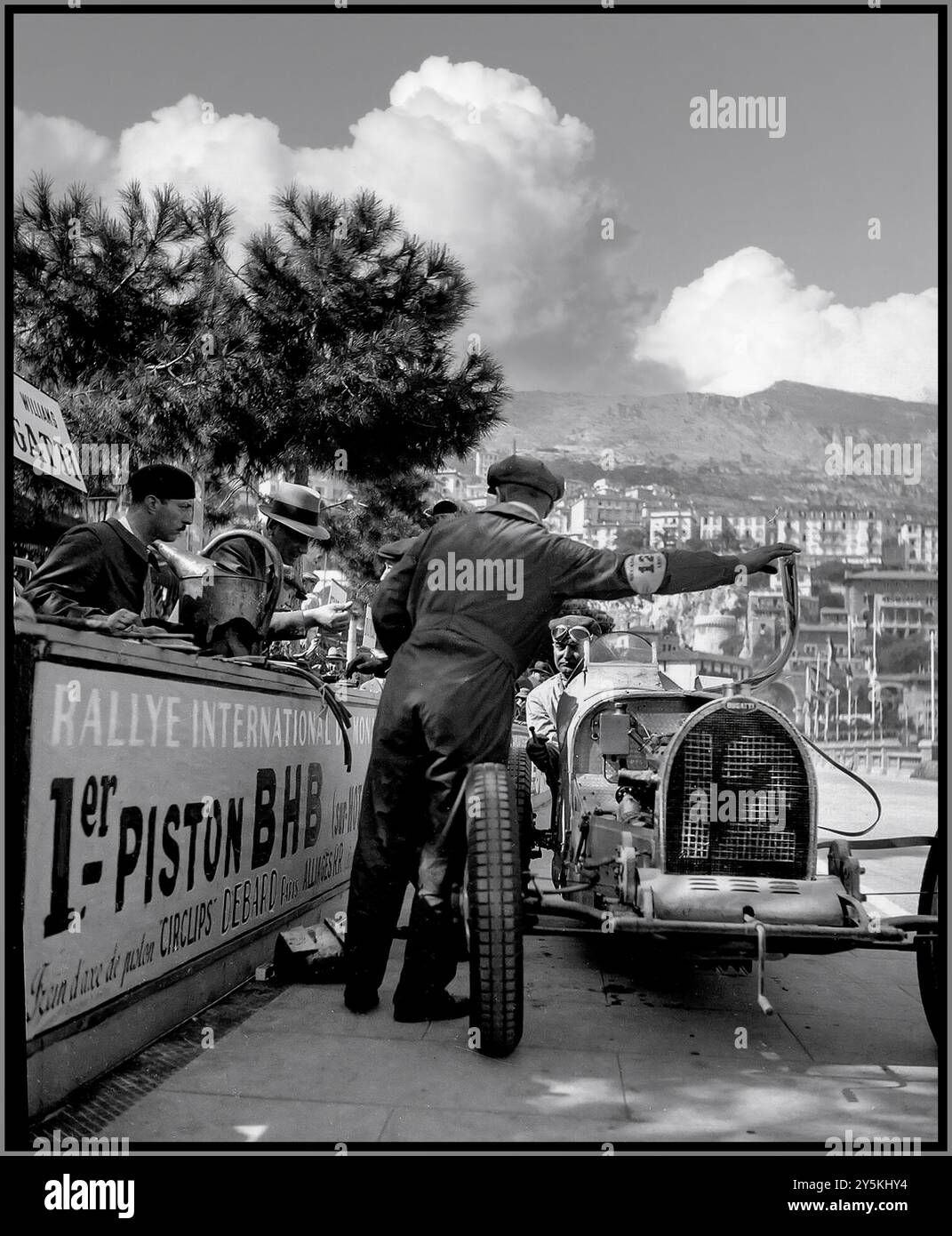 Vintage Grand Prix 1933 von Monaco mit einem Bugatti Typ 51 Nummer 12, der von William Grover-Williams an seinem Boxenstopp während des Rennens in Monaco gefahren wurde. Er ist vor allem für den Gewinn des ersten Großen Preises von Monaco bekannt. Während des Zweiten Weltkriegs arbeitete Grover-Williams, Codename Sebastian, als Agent in Frankreich für die geheime British Special Operations Executive (SOE) Organisation. Die Ziele der SOE waren Spionage, Sabotage und Aufklärung in den von den Achsenmächten besetzten Ländern, insbesondere in Nazi-Deutschland. Stockfoto
