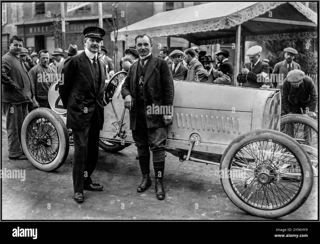 Fritz von Opel und Carl Jörns beim Großen Preis von Frankreich 1914 der Grand Prix Rennwagen von 1913 war der erste Opel, der ausschließlich für den Rennsport gebaut wurde. Er wurde speziell für den Großen Preis von Frankreich entwickelt. Der Grand-Prix-Rennwagen wurde 1913 auf dem Circuit de Picardie bei Amiens beim Großen Preis von Frankreich eingesetzt und wurde von Carl Jörns gefahren. Jörns ging früh im Rennen wegen Motorausfalls zurück. Am Vorabend des Ersten Weltkriegs startete das Opel-Werksteam drei Fahrzeuge für den Großen Preis von Frankreich 1914. Stockfoto