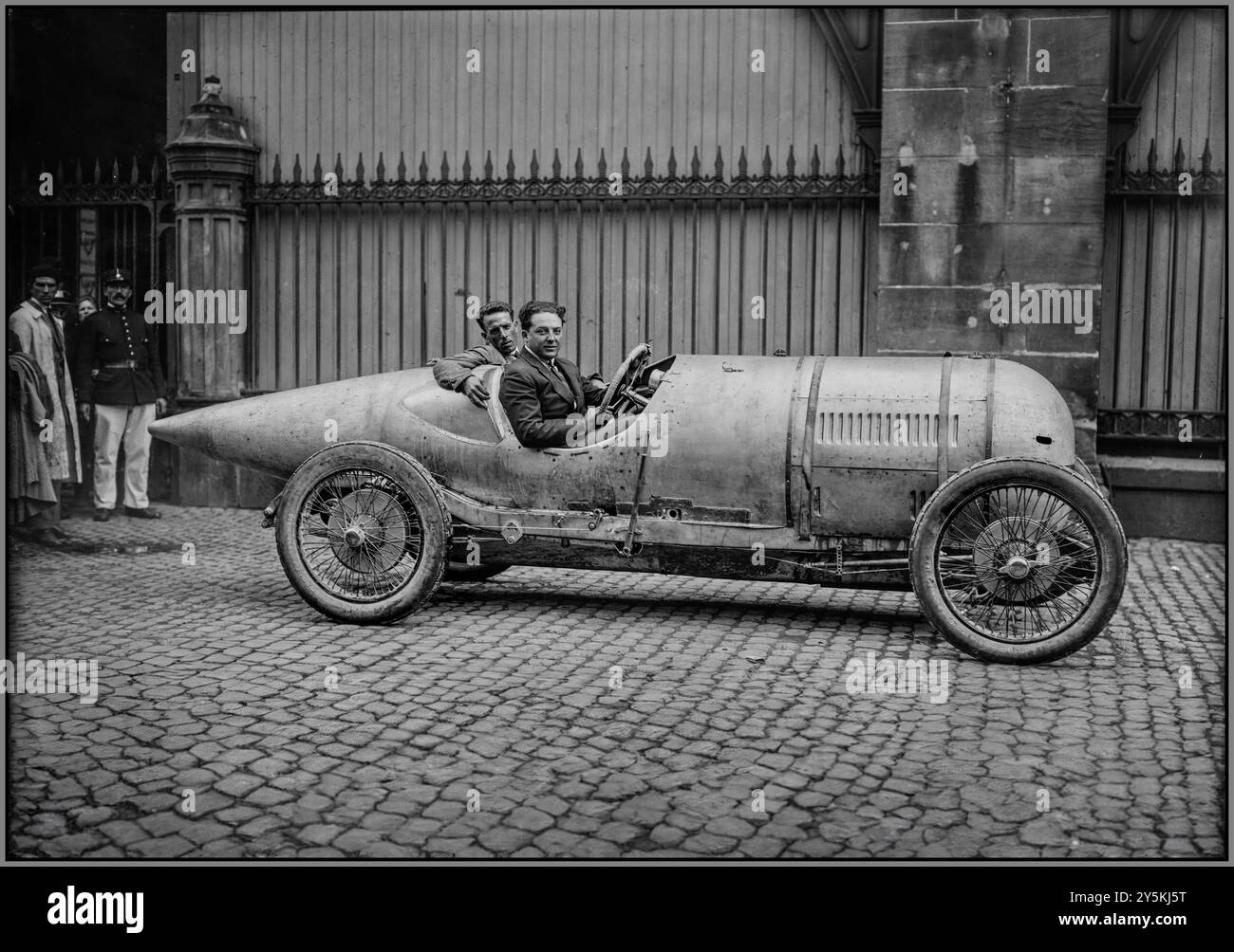 Giulio Masetti beim Großen Preis von Frankreich 1922. Giulio Masetti nahm 1922 am Großen Preis von Frankreich Teil und fuhr einen FIAT 804. Das Rennen, das am 16. Juli 1922 auf der Straßburger Rennstrecke ausgetragen wurde, war Teil der frühen Grand Prix-Ära. Masetti, bekannt für sein Talent und seine Tapferkeit, belegte den dritten Platz hinter Felice Nazzaro und Pierre de Vizcaya. Dies war ein bemerkenswertes Rennen für die FIAT, da es die Dominanz ihrer Autos während dieser Zeit demonstrierte. Stockfoto