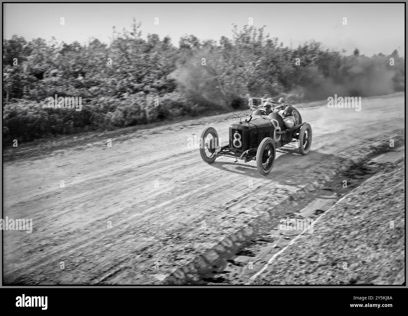 Alfieri Maserati beim Coppa Florio 1922 Italien Alfieri Maserati Società Anonima Autocostruzioni Diatto Auto Nr. 8 20S 3,0 S-4 beim Coppa Florio Straßenrennen 1922 in Italien trat Alfieri Maserati, eine bekannte Persönlichkeit in der Automobilgeschichte, für Società Anonima Autocostruzioni Diatto an. Maserati, hinter dem Lenkrad von Wagen Nr. 8, einem Diatto 20S, der von einem 3,0-Liter-S-4-Motor angetrieben wird, stellte sein Renntalent unter Beweis. Die Coppa Florio, eine der angesehenen Motorsportveranstaltungen des frühen 20. Jahrhunderts, war mit einigen der besten Fahrer und Hersteller der Epoche vertreten. Stockfoto