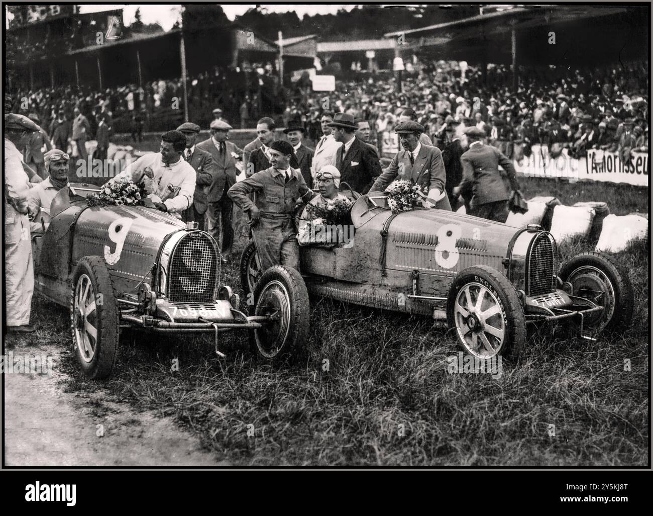 Der Grand Prix von Belgien 1930 fand am 20. Juli 1930 auf dem Kurort Spa-Francorchamps statt. Dies war der zweite Grand Prix von Belgien überhaupt, und er fand auf dem langen und tückischen 14,98 km (9,32 Meilen) langen Straßenkurs durch die belgische Landschaft statt, der für seine anspruchsvollen Hochgeschwindigkeitskurven und das unvorhersehbare Wetter bekannt war. Sieger: Louis Chiron aus Monaco, der einen Bugatti Type 35B mit der Nummer 9 fuhr, gewann das Rennen. Chiron war einer der erfolgreichsten Fahrer dieser Zeit und ein häufiger sieger in Bugatti-Maschinen. Zweiter Platz: René Dreyfus, ebenfalls Fahrt nach Bugatti in Auto Nr. 8 (rechts) Stockfoto