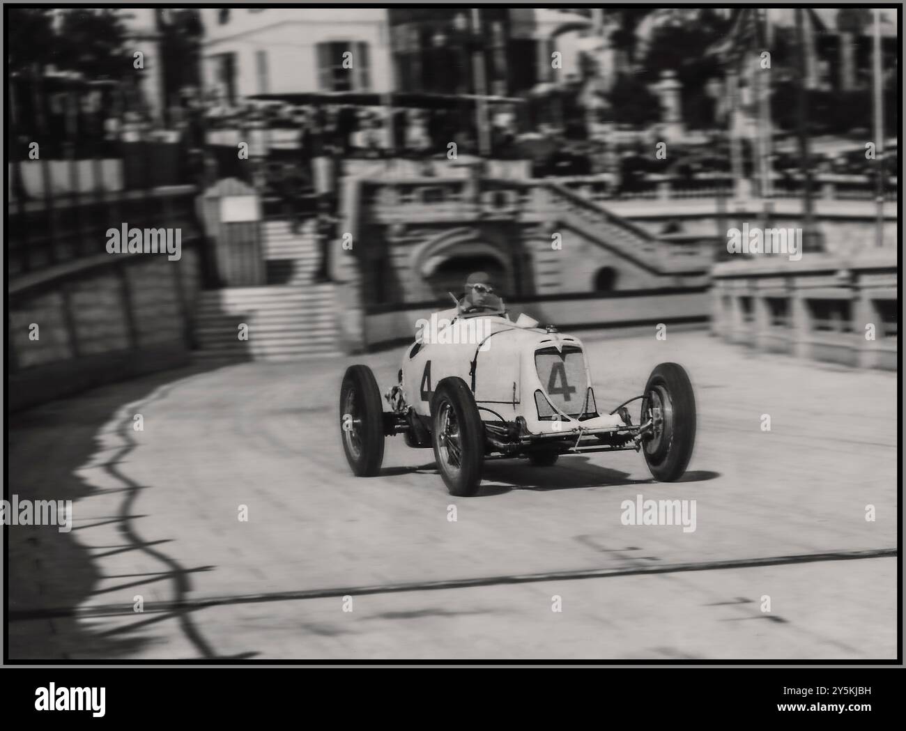 Vintage Monaco Grand Prix Whitney Straight in Monaco in Maserati 8 cm Seriennr. 3012 als #4in am 2. April 1934. Er endete auf dem 11. Platz. „Whitney Straight war in den 1930er Jahren für seine beeindruckende Rennkarriere bekannt Er nahm an verschiedenen Grands Prix Teil, hauptsächlich fuhr er für sein eigenes Team Whitney Straight Limited, das Maserati Cars fuhr. Seine Karriere war relativ kurz, da er sich 1935 aus dem Rennen zurückzog, um sich auf die Luftfahrt zu konzentrieren. Stockfoto