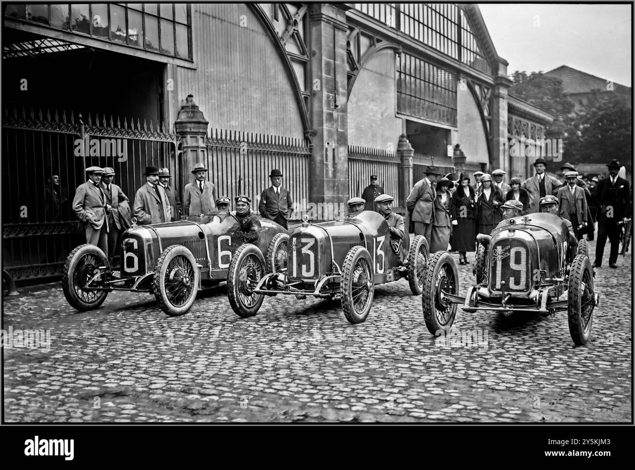 Team Rolland-Pilain beim Großen Preis von Frankreich 1922, #6 Albert Guyot, #13 Victor Hémery und #19 Louis Wagner. Der Grand Prix von Frankreich 1922 war die 16. Ausgabe des Grand Prix de l’Automobile Club de France, der am 16. Juli 1922 auf dem französischen Straßburger Rundkurs stattfand. Dieses Rennen war ein bedeutender Moment in der Geschichte des Motorsports, denn es war der erste Grand Prix, der die neuen Formel-Libre-Vorschriften übernahm, die es Autos verschiedener Kapazitäten erlaubten, im selben Rennen ohne die Beschränkungen der bisherigen Motorgröße zu konkurrieren. Lage: Straßburg, Frankreich Länge der Strecke: 13,38 km (8,31 Meilen) Stockfoto