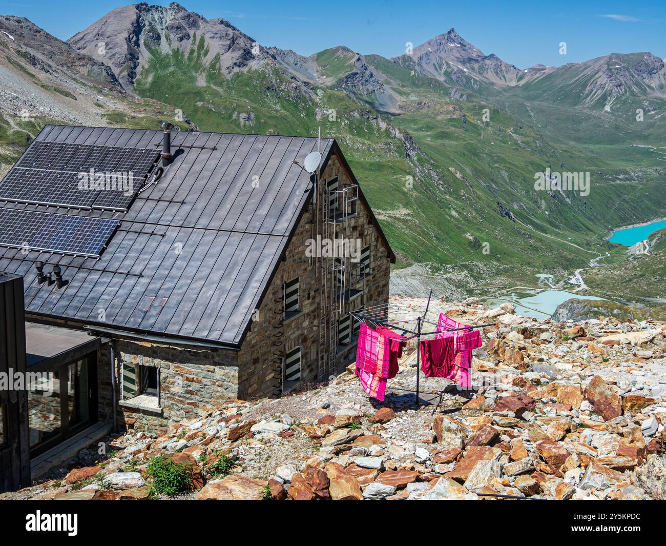 Berghütte Cabane de Moiry, in der Nähe des zurückziehenden Moiry-Gletschers, Wallis, Schweiz. Stockfoto