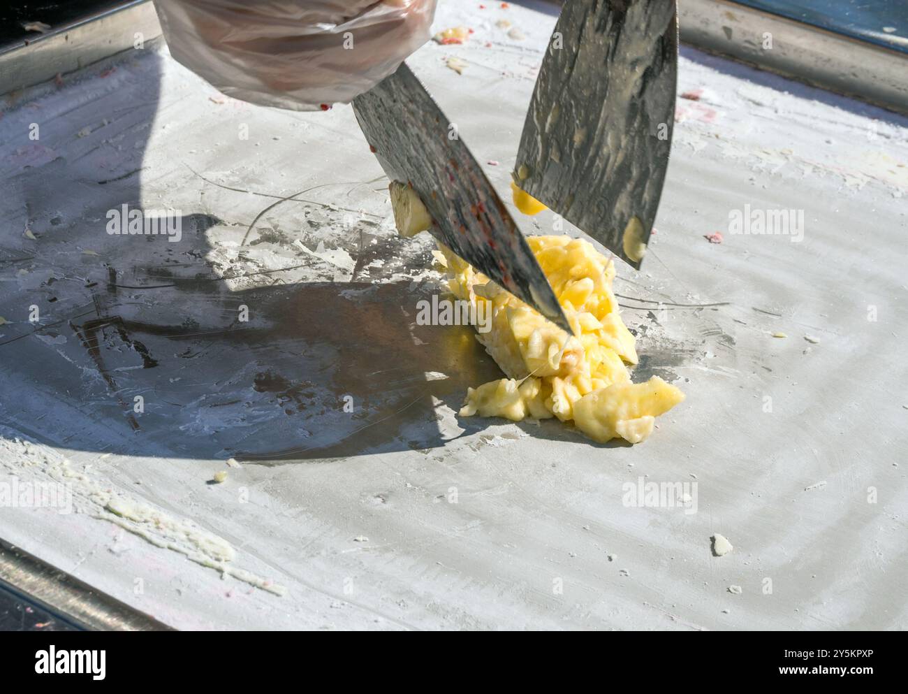 Der Prozess der Herstellung von frittiertem Eis Stockfoto