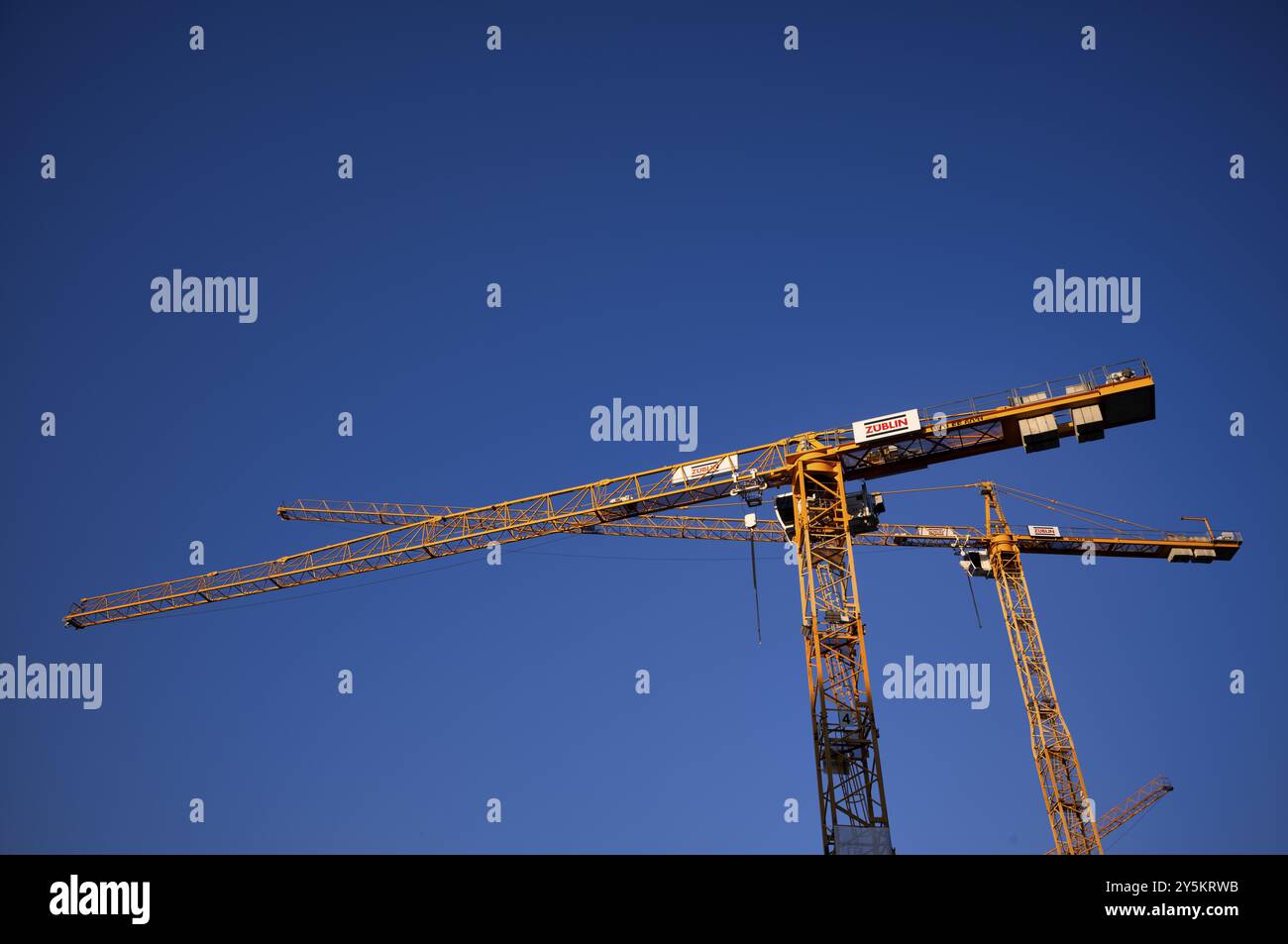 Krane, Zueblin Baukrane, Baustelle, Logo, Sky, blau, Stuttgart, Baden-Württemberg, Deutschland, Europa Stockfoto