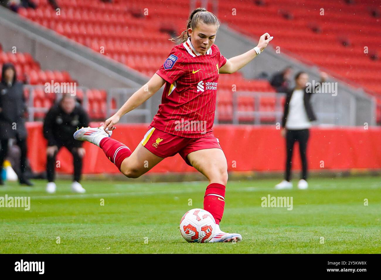 St Helens, Großbritannien. Sonntag, 22. September 2024, Barclays Women’s Super League: Liverpool gegen Leicester City im St. Helens Stadium. Lucy Parry überquert den Ball. James Giblin/Alamy Live News. Stockfoto