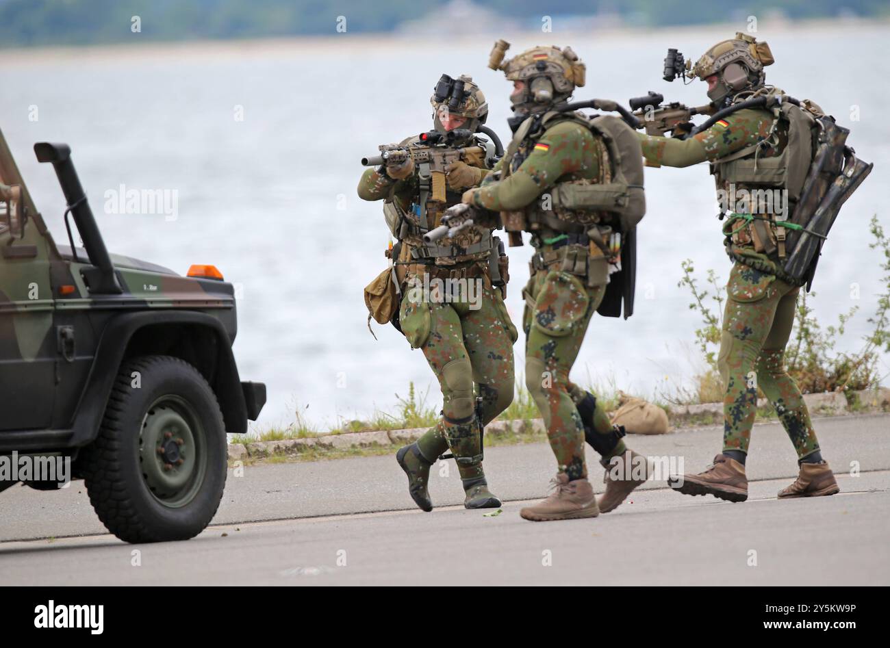 Kampfschwimmer des Kommando Spezialkräfte der Marine KSM zeigen das ...
