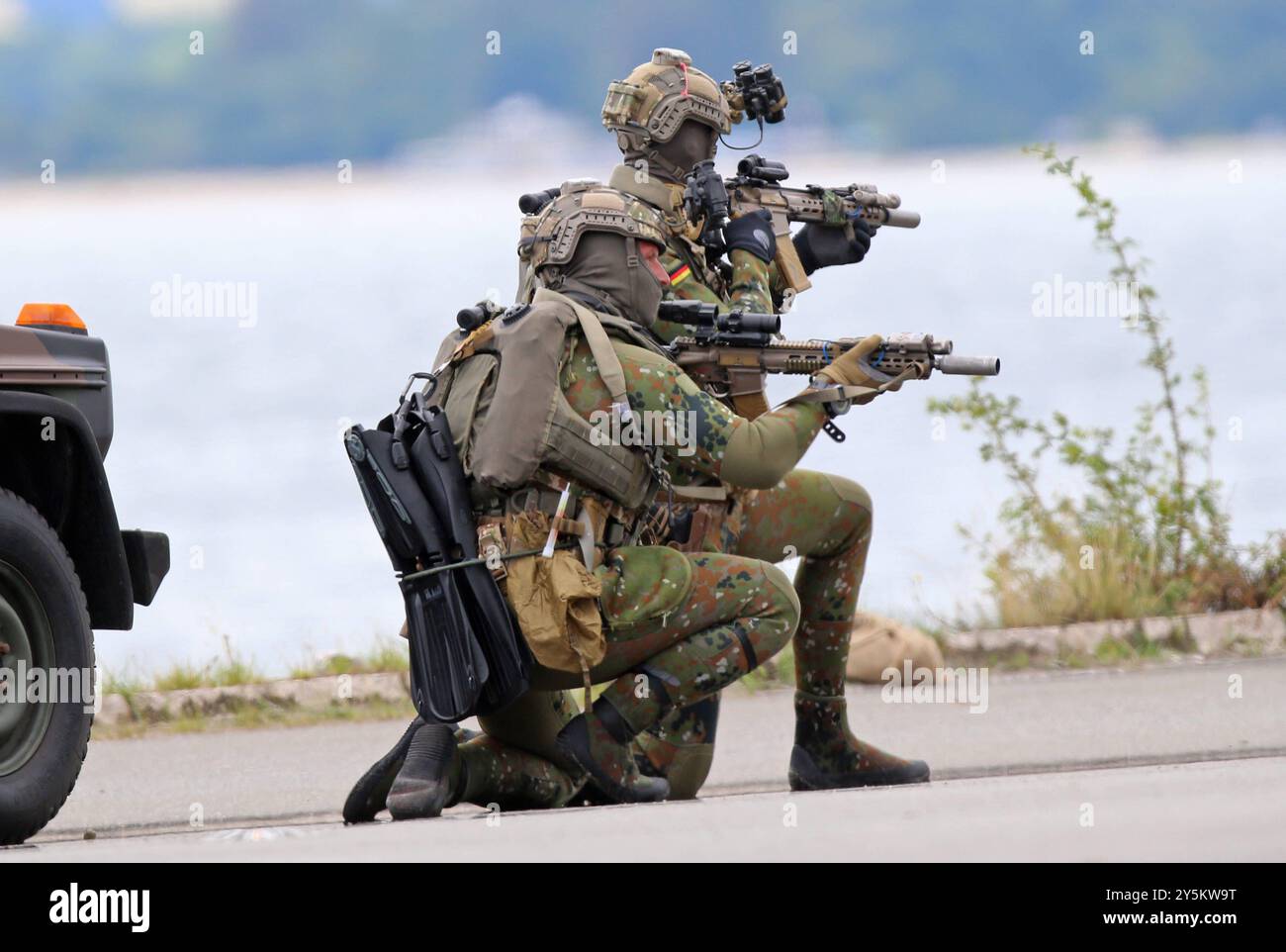 Kampfschwimmer des Kommando Spezialkräfte der Marine KSM zeigen das ...