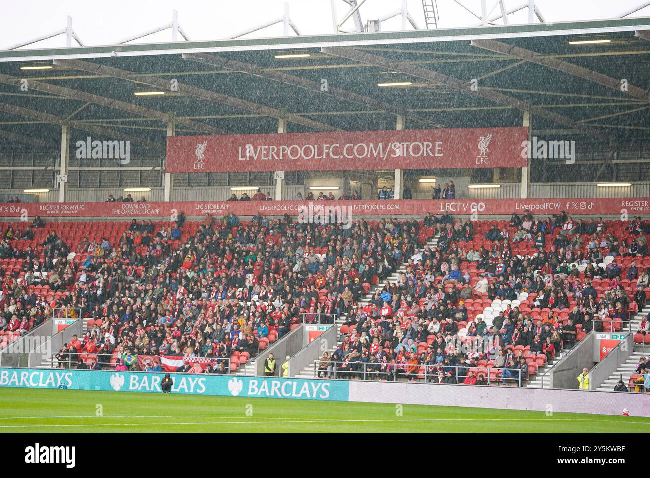St Helens, Großbritannien. Sonntag, 22. September 2024, Barclays Women’s Super League: Liverpool gegen Leicester City im St. Helens Stadium. Heftiger Regen im St. Helens Stadium während des Spiels. James Giblin/Alamy Live News. Stockfoto