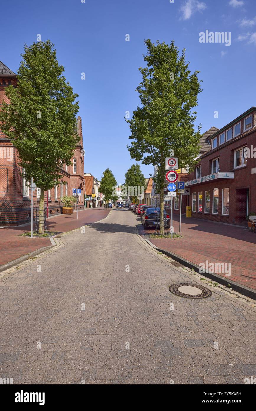 Verkehrsberuhigte neue Straße mit 20 km/h Zone im Stadtzentrum von Varel, Landkreis Friesland, Niedersachsen, Deutschland, Europa Stockfoto