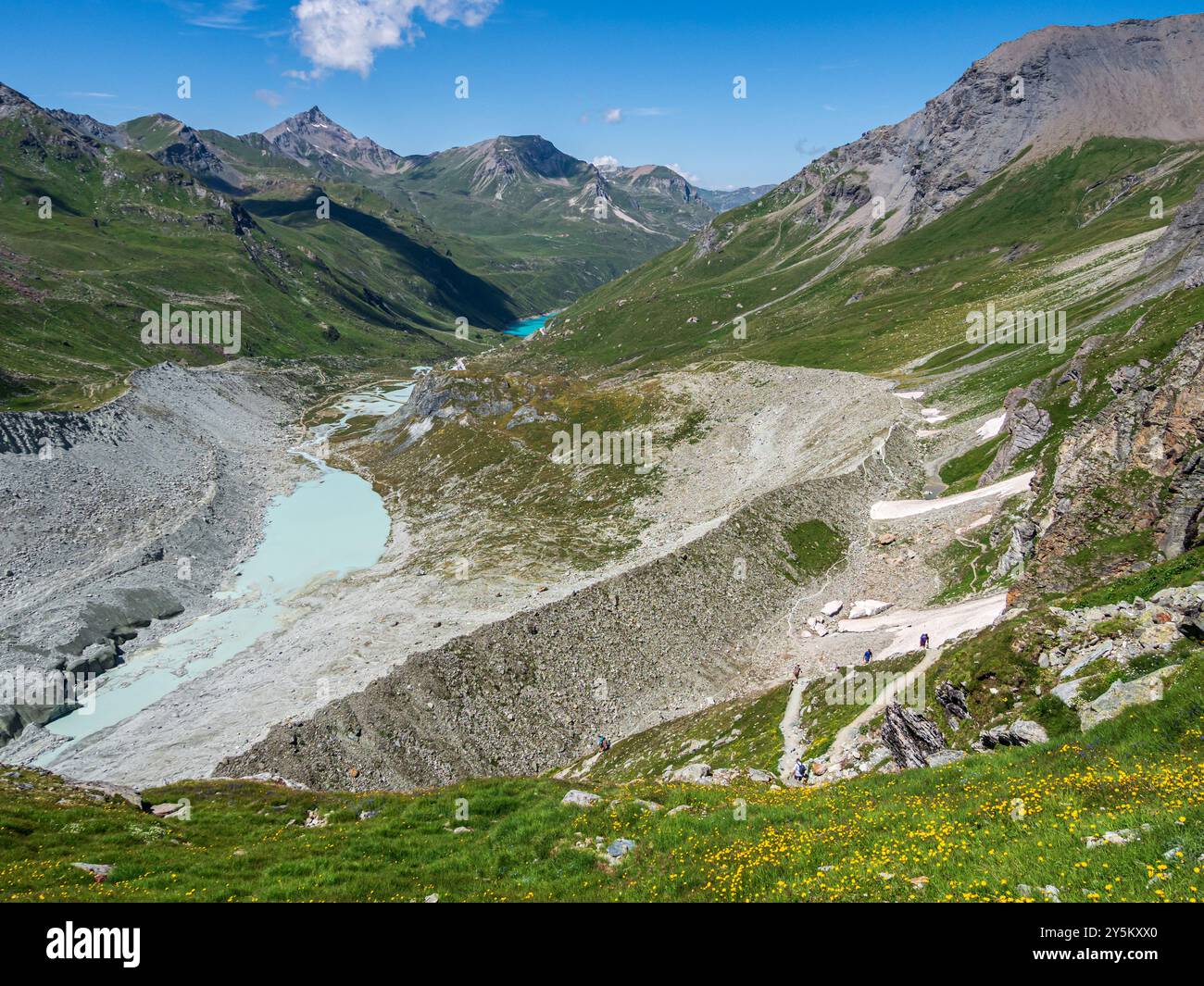 Wanderweg hinauf zur Berghütte Cabane de Moiry, Gletschermoräne, Lac de Moiry im Hinterland, Wallis, Schweiz. Stockfoto