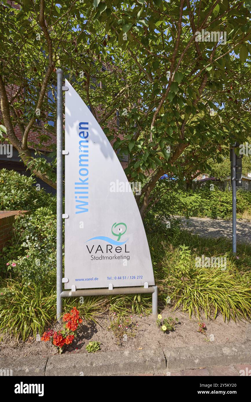 Begrüßungsschild mit Logo von Stadtmarketing Varel, Landkreis Friesland, Niedersachsen, Deutschland, Europa Stockfoto