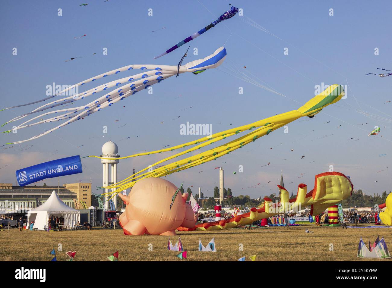 Drachenfest 2024, Festival der Riesenkites, Stadt und Land, Tempelhofer Feld, Berlin, Deutschland, 21.09.2024 < english> Kite Festival 2024, Festival des Gi Stockfoto