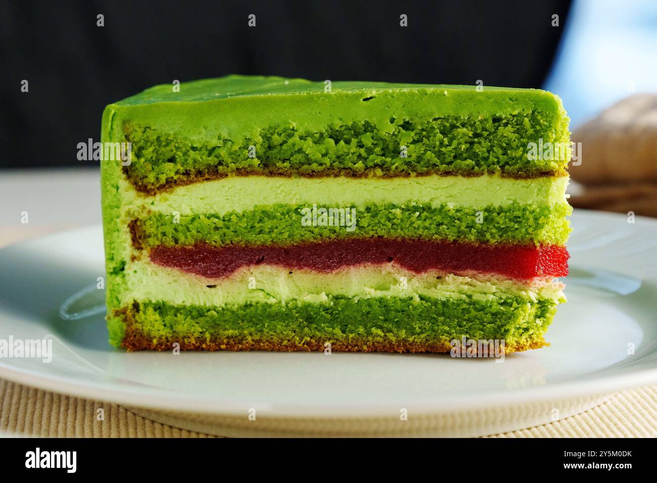 Ein wunderschön gefertigter, mehrschichtiger Kuchen zeigt einen ...