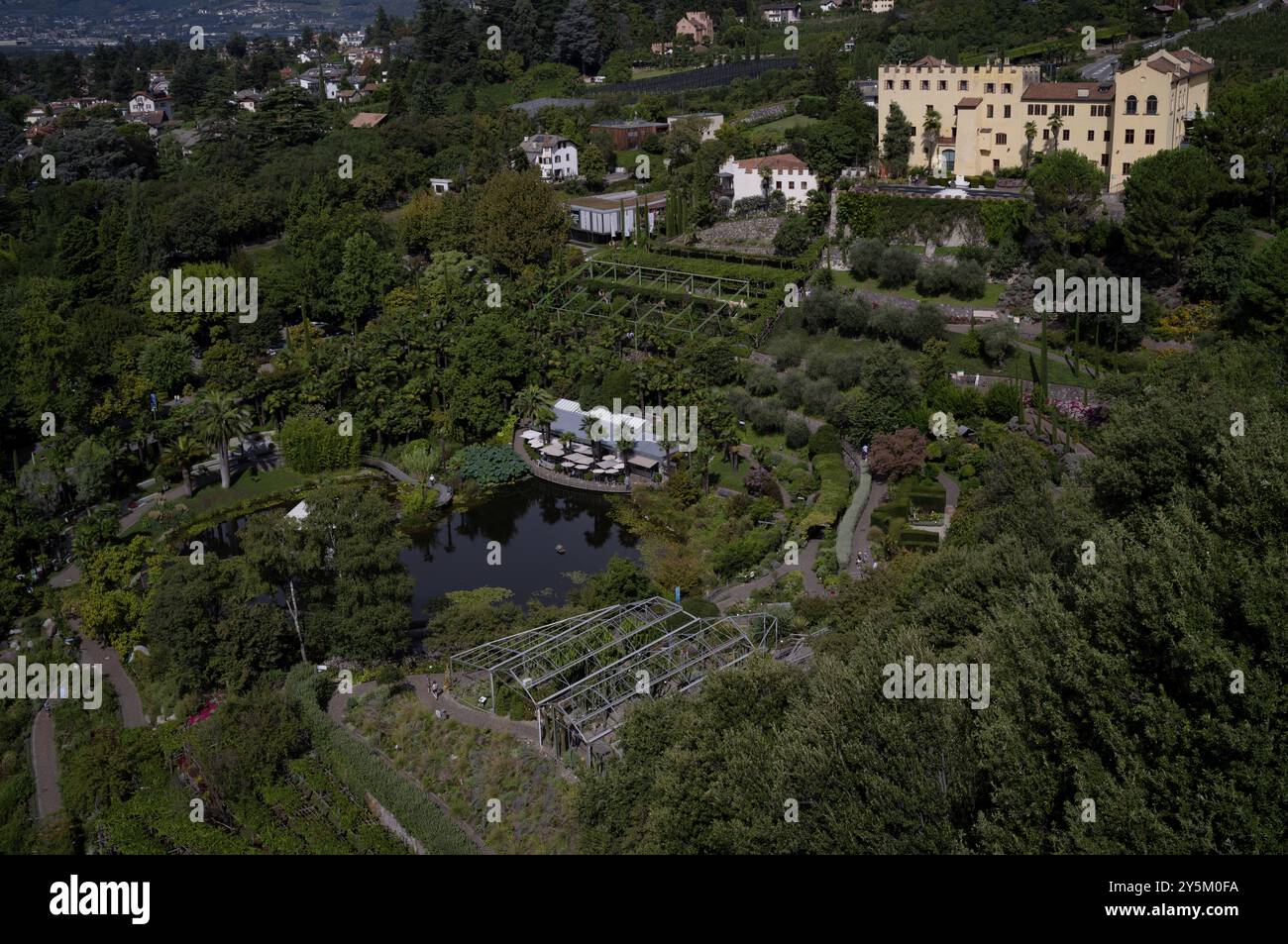 Seerosenteich, Palmencafé, Gärten, Schloss Trauttmansdorff, botanischer Garten, Meran, Meran, Südtirol, Autonome Provinz Bozen, Italien, EUR Stockfoto