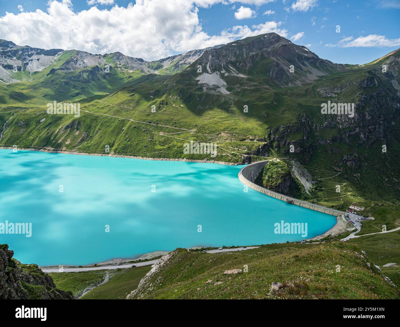 Damm des Moiry Sees, Lac de Moiry, türkisfarbenes Gletscherwasser, Parkplatz und Restaurant am Damm, Wallis, Schweiz Stockfoto