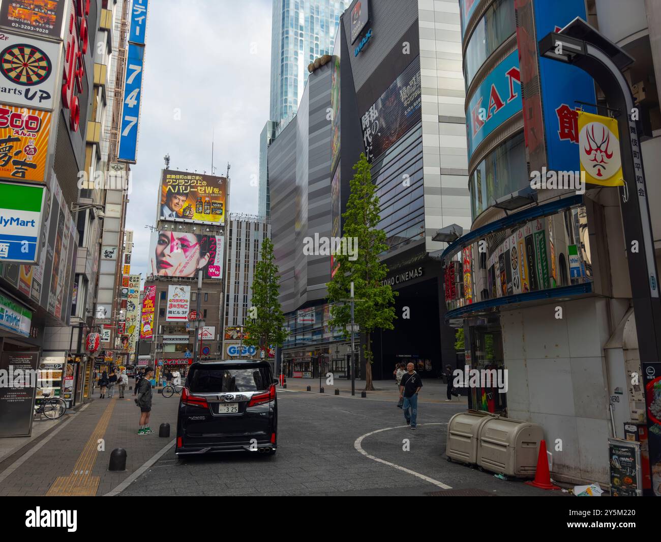 Kabukicho am Morgen im Shinjuku Toho Gebäude in der Nähe der Central Road in Shinjuku City, Tokio, Japan. Stockfoto