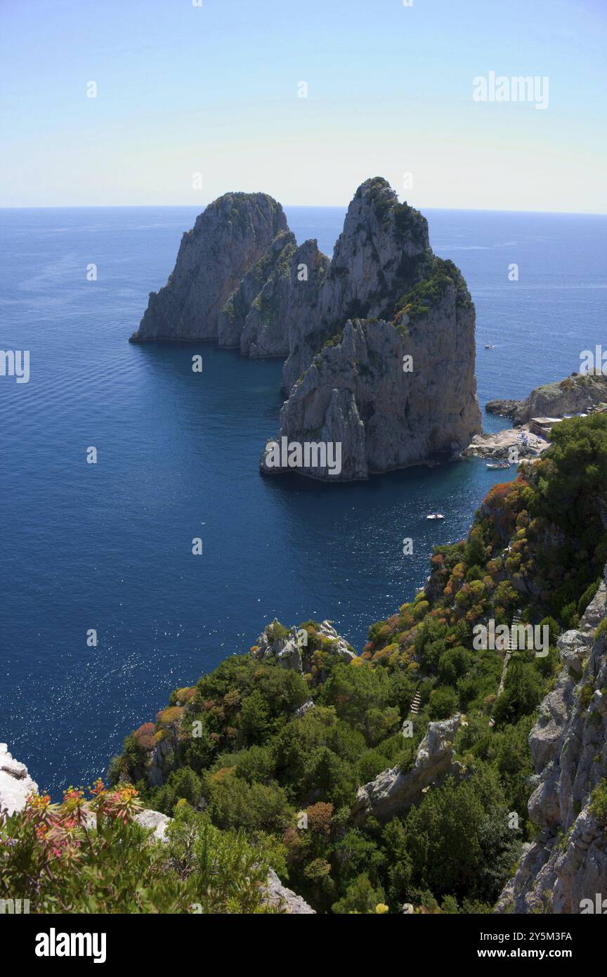 Die italienische Ferieninsel Capri liegt im Golf von Neapel. Capri ist nur etwa 10 Quadratkilometer groß, ist aber weltweit berühmt für seine n Stockfoto