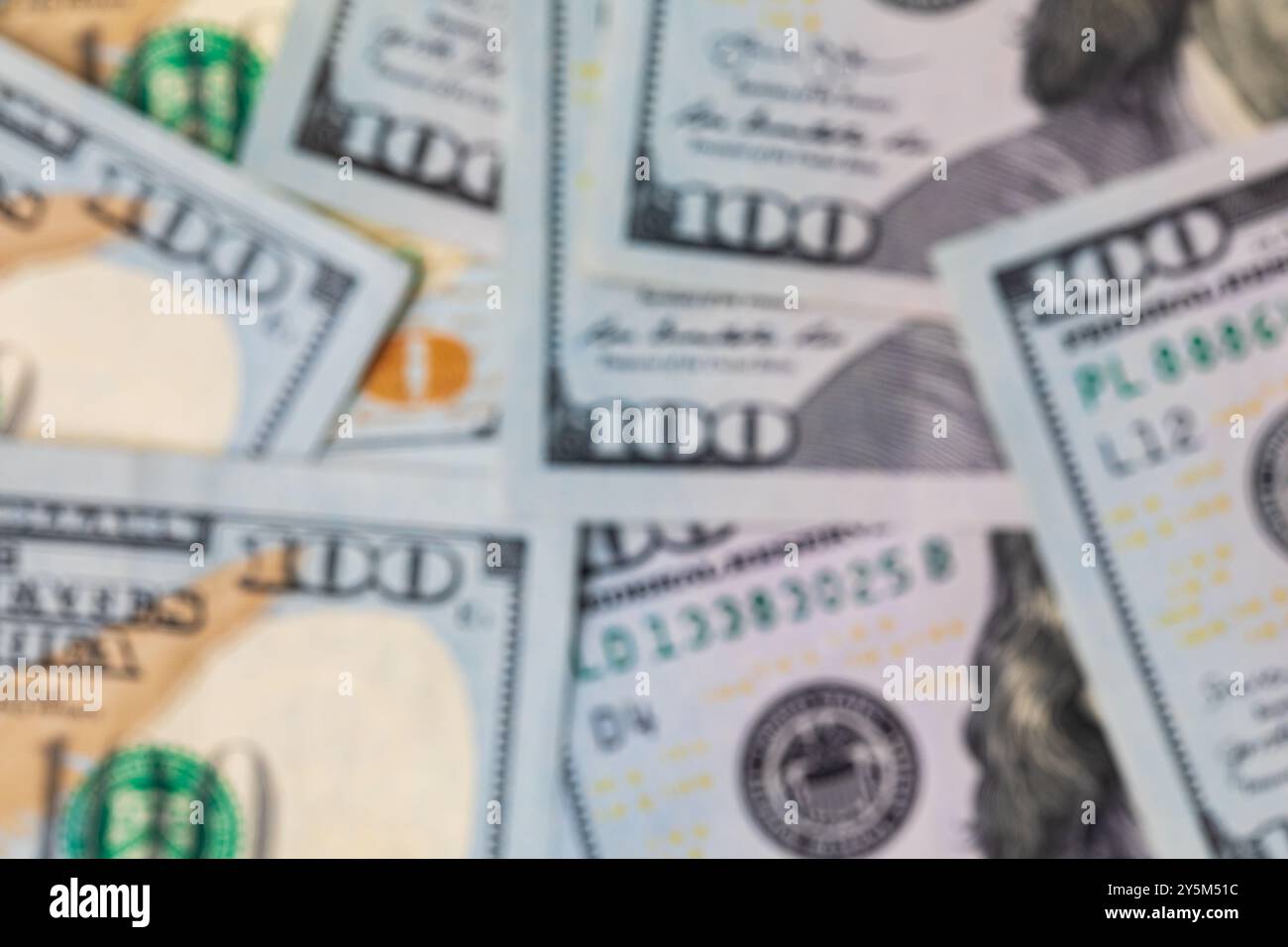 Weicher Fokus, verschwommene 100-Dollar-Scheine. Schulden, Spareinlagen, Finanzen und Wirtschaftskonzept. Stockfoto