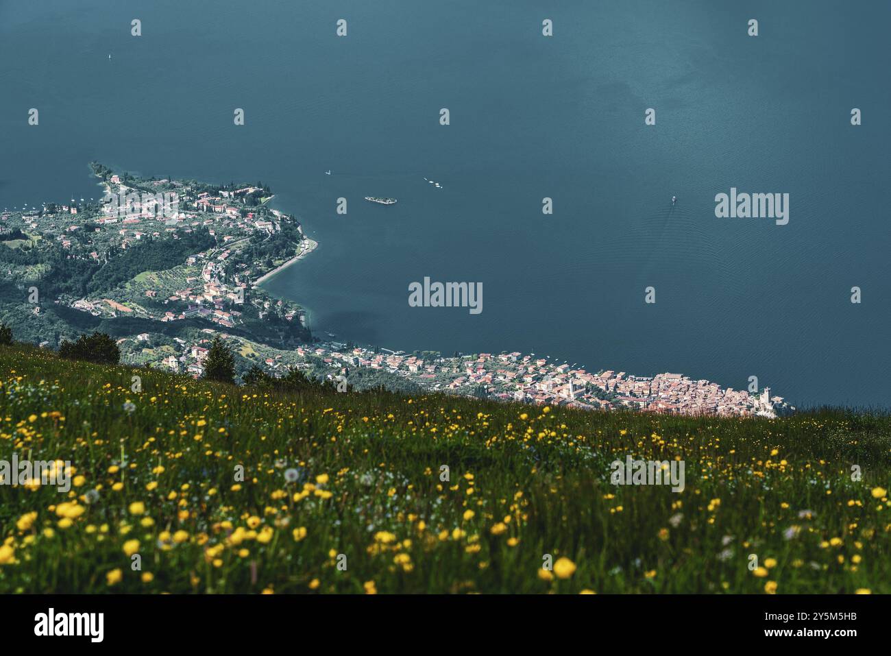 Panoramablick vom Monte Baldo auf die Altstadt von Malcesine und den Gardasee in Italien Stockfoto